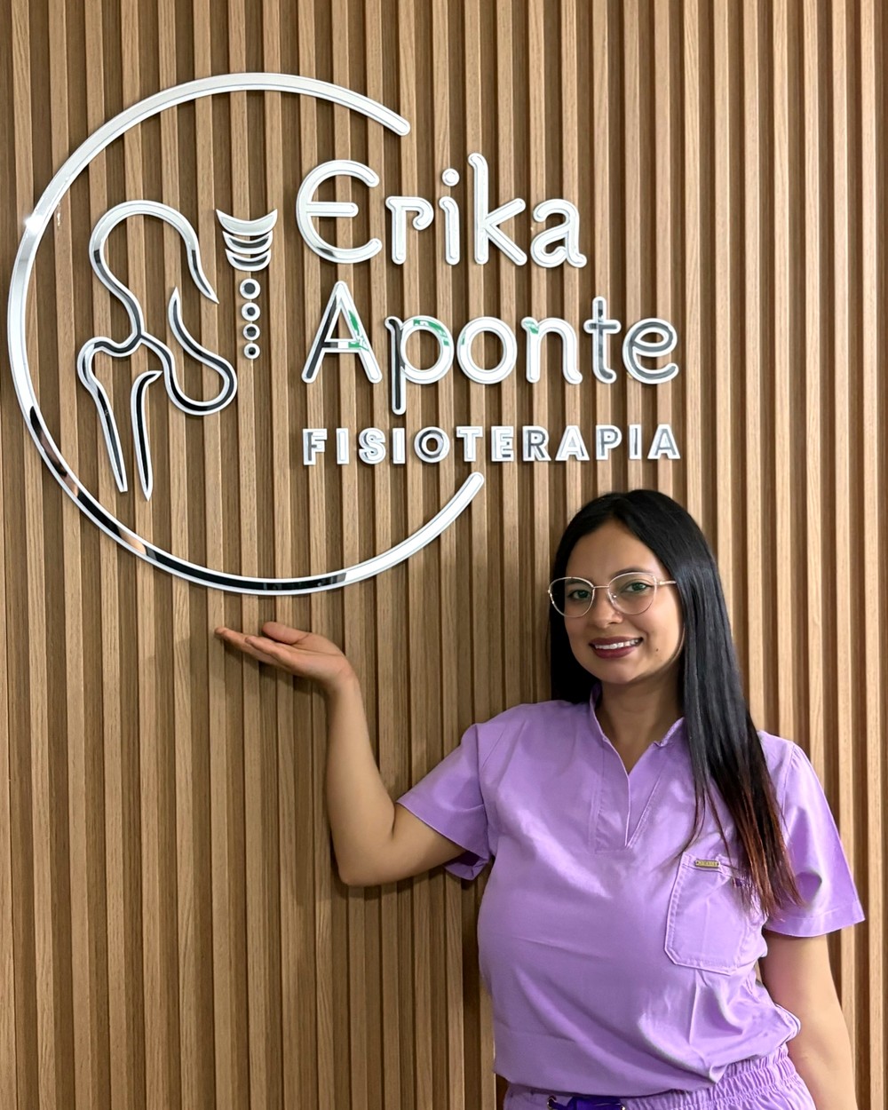 Erika Aponte, fisioterapeuta, en la entrada de su consultorio