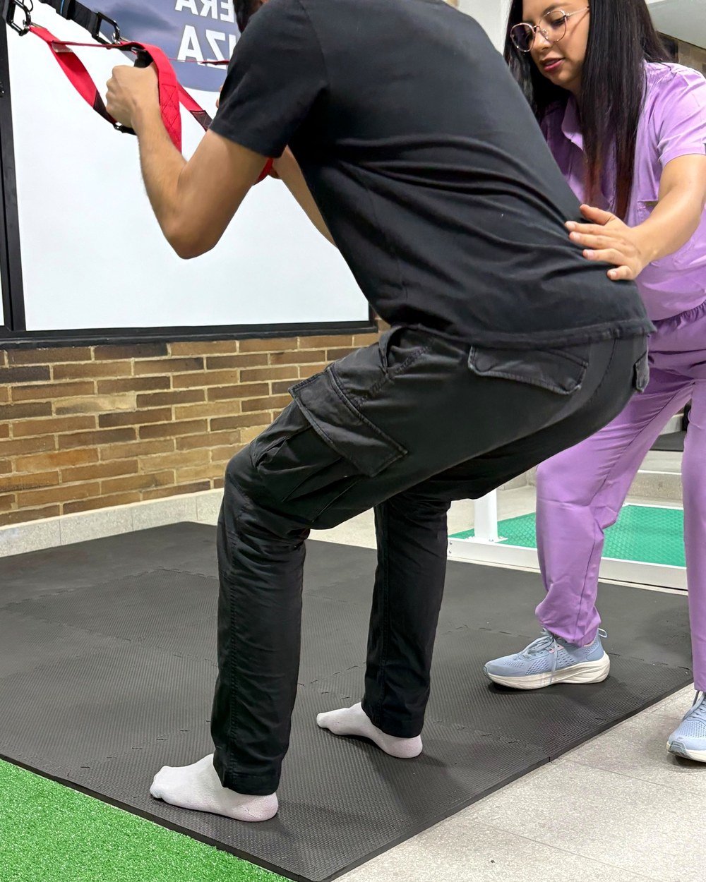 Ejercicio funcional con banda TRX y corrección postural